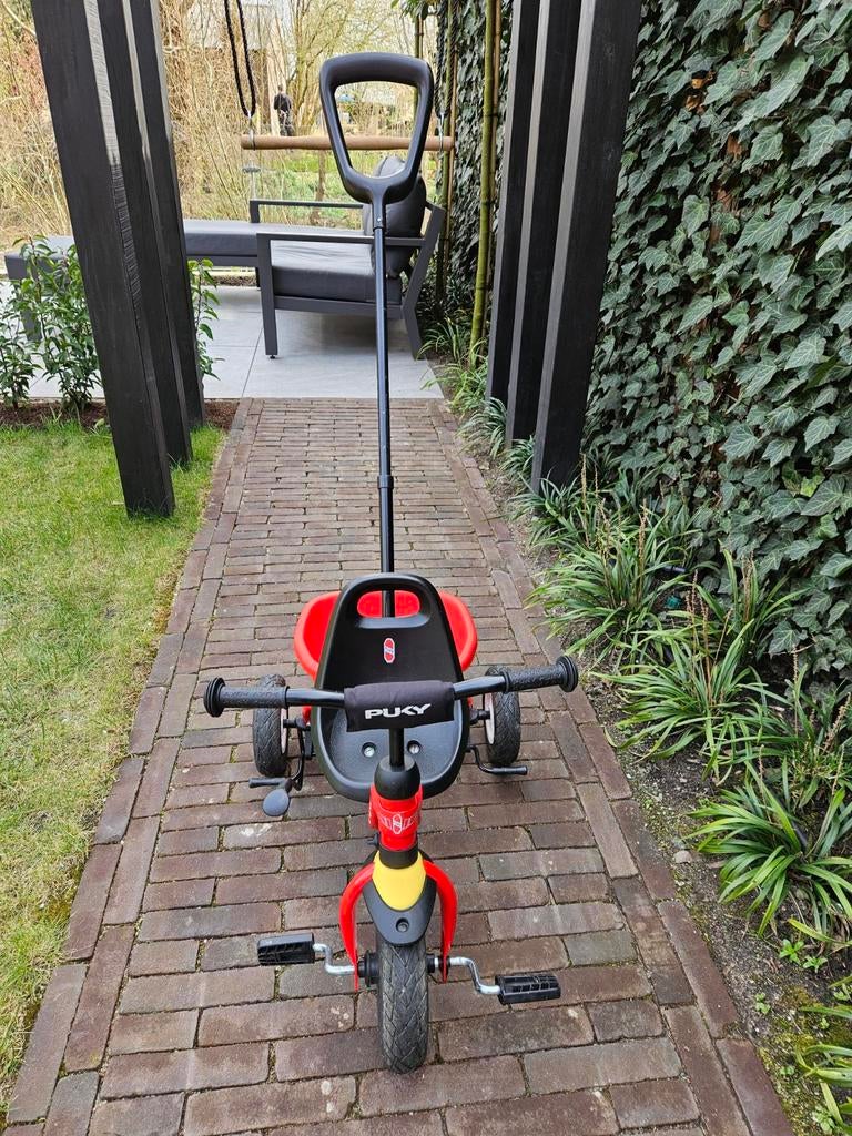 Puky driewieler met voetenplank en duwstang zgan, Ophalen, Zo goed als nieuw, Duwstang