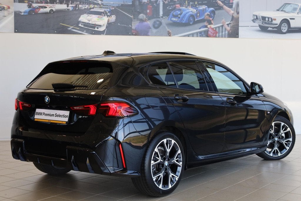 BMW 1 serie 120 | M Sport | Glazen Panoramadak | Harman Kard, Auto's, BMW, Gebruikt, Met garantie (alle), Zwart, Origineel Nederlands