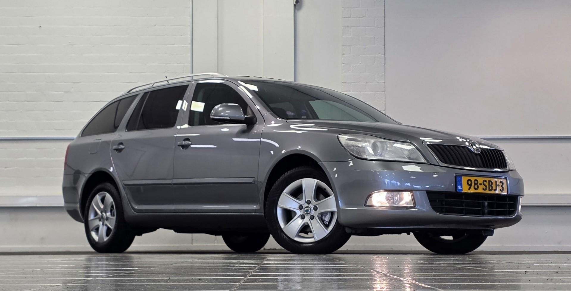 Skoda Octavia Combi 1.4 TSI Elegance Automaat Schuif/kanteld, Auto's, Euro 5, Gebruikt, Zwart, 4 cilinders