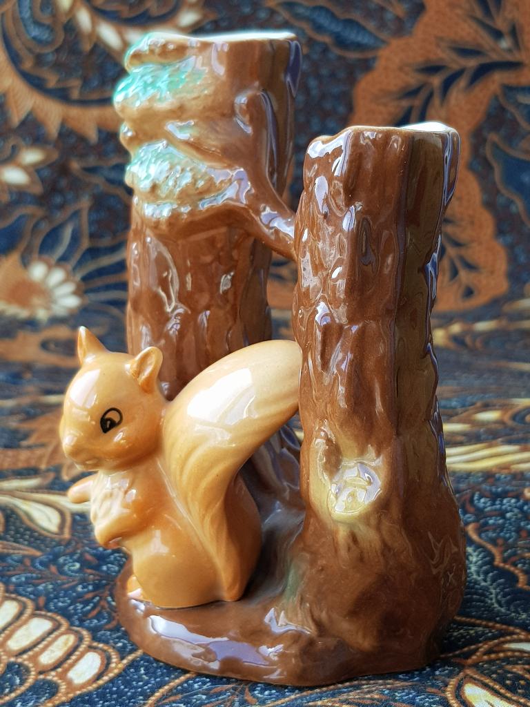 Mooi oud Engelse Hornsea vaasje met eekhoorn en boom 11,8 cm, Antiek en Kunst, Ophalen of Verzenden