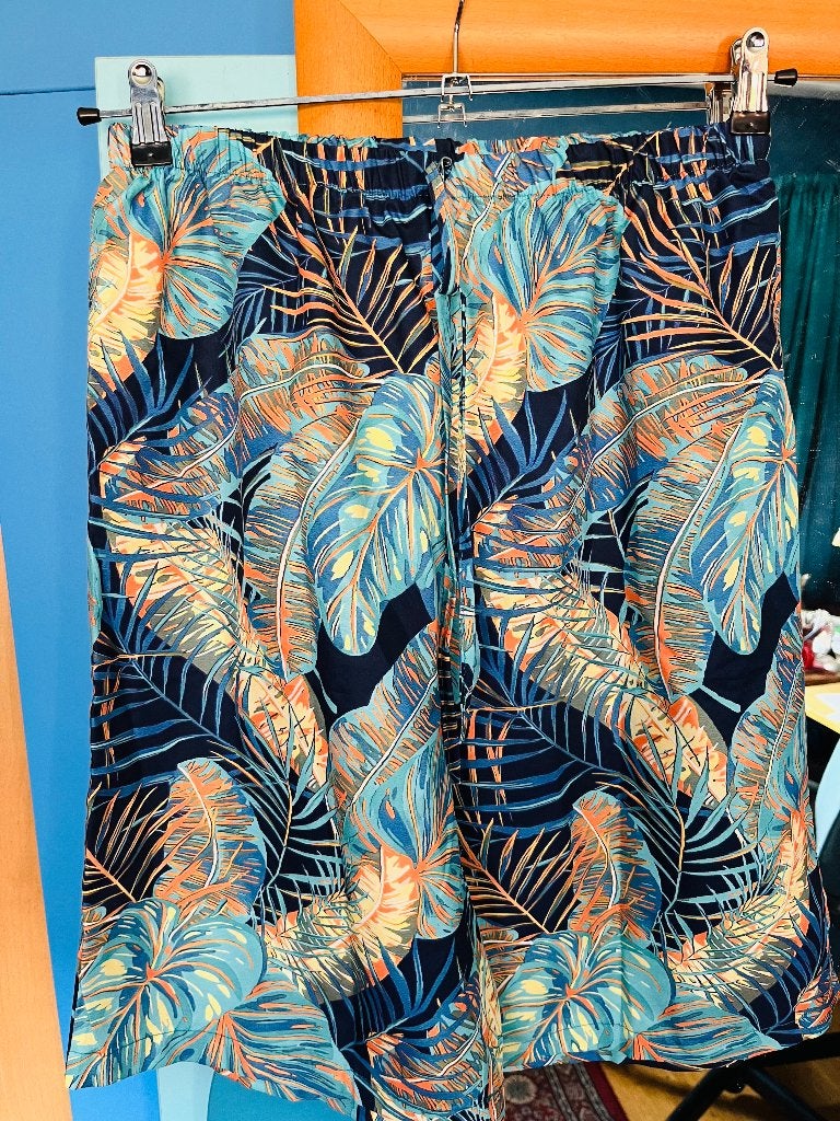 mooie kleurige bermuda L valt als M nieuw, Maat 38/40 (M), Kort, Nieuw, Meerkleurig