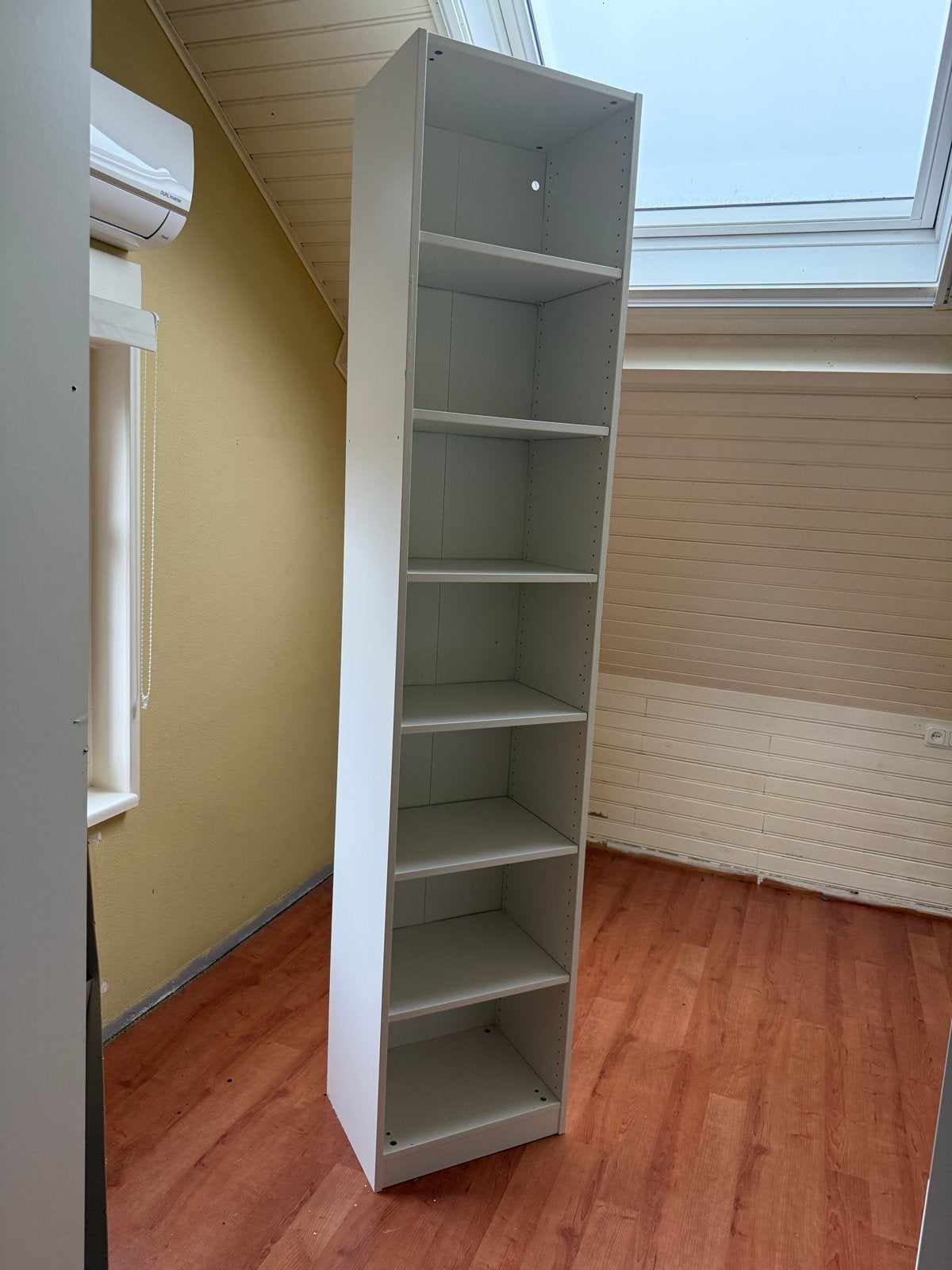 Hoge smalle IKEA kast met 7 vakken, zijkant rood geverfd, Huis en Inrichting, Kasten | Boekenkasten, Ophalen, Met plank(en), Gebruikt