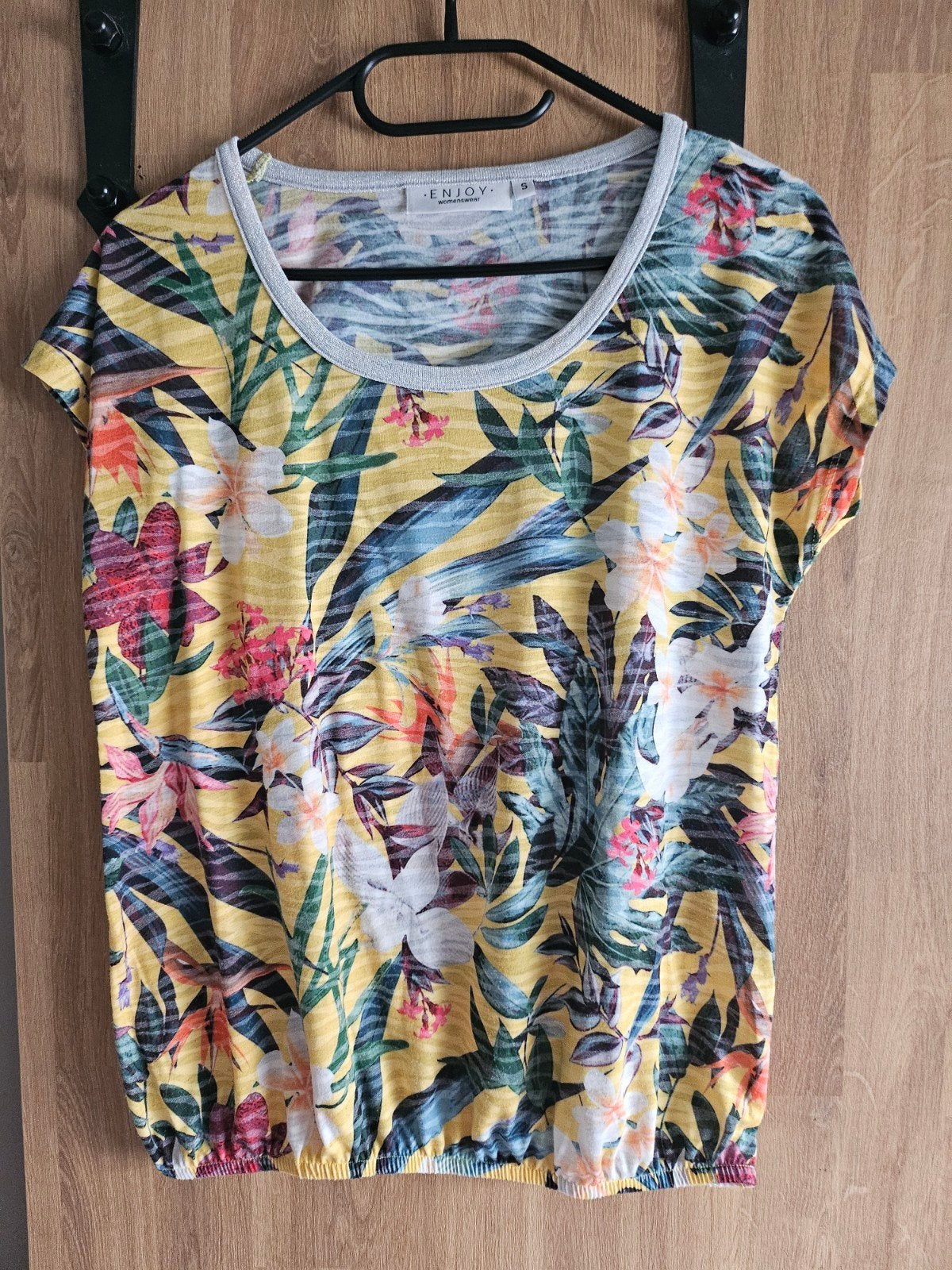 Enjoy Dames T-shirt met Bloemenprint - Maat S, Meerkleurig, Enjoy, Ophalen of Verzenden, Zo goed als nieuw