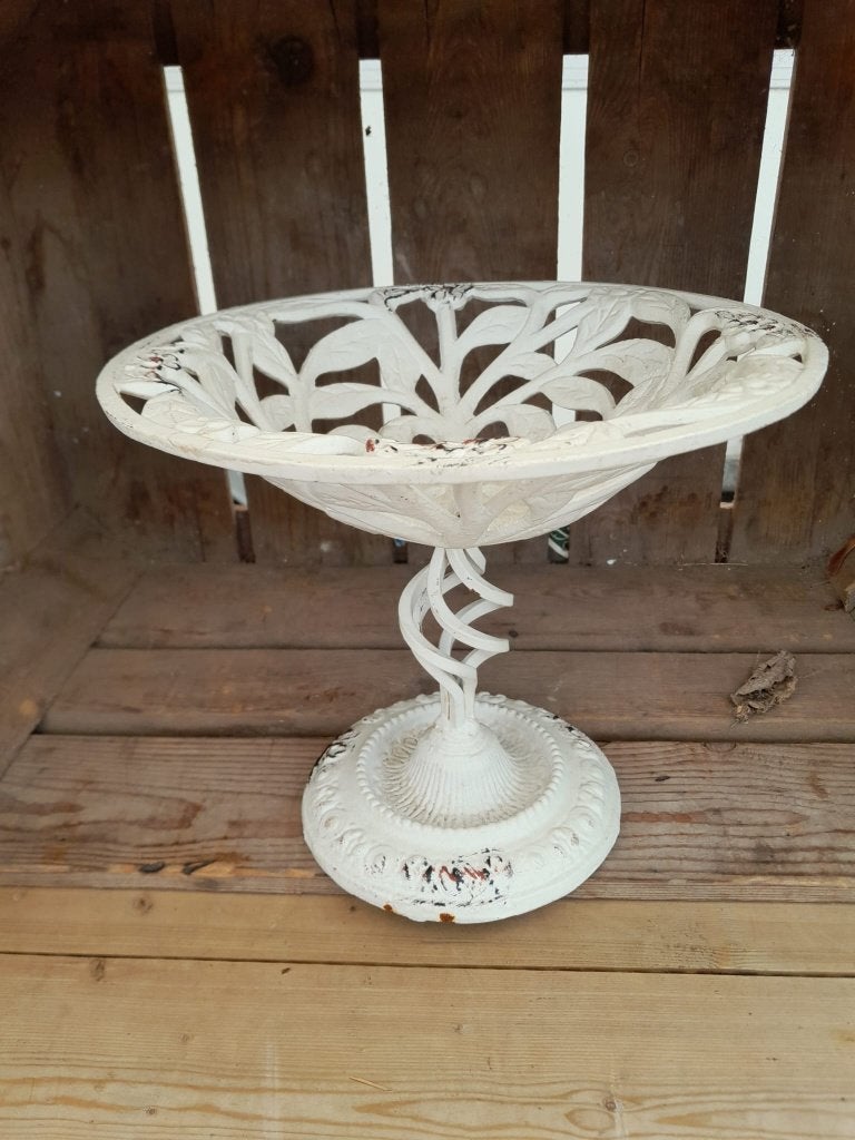Mooie, decoratieve Schaal op voet, Fruitschaal, gietijzer, Op voet, Schaal, Rond, Nieuw