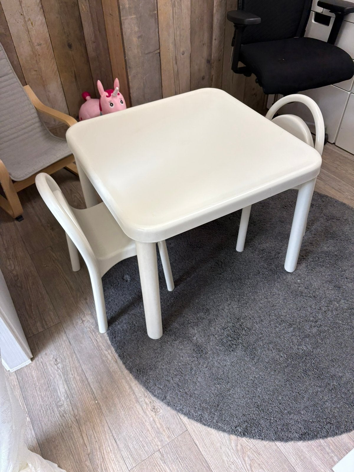 ZGAN vintage kindertafeltje met 2 stoeltjes 1990 Dagis Ikea, Kinderen en Baby's, Kinderkamer | Tafels en Stoelen, Ophalen, Zo goed als nieuw