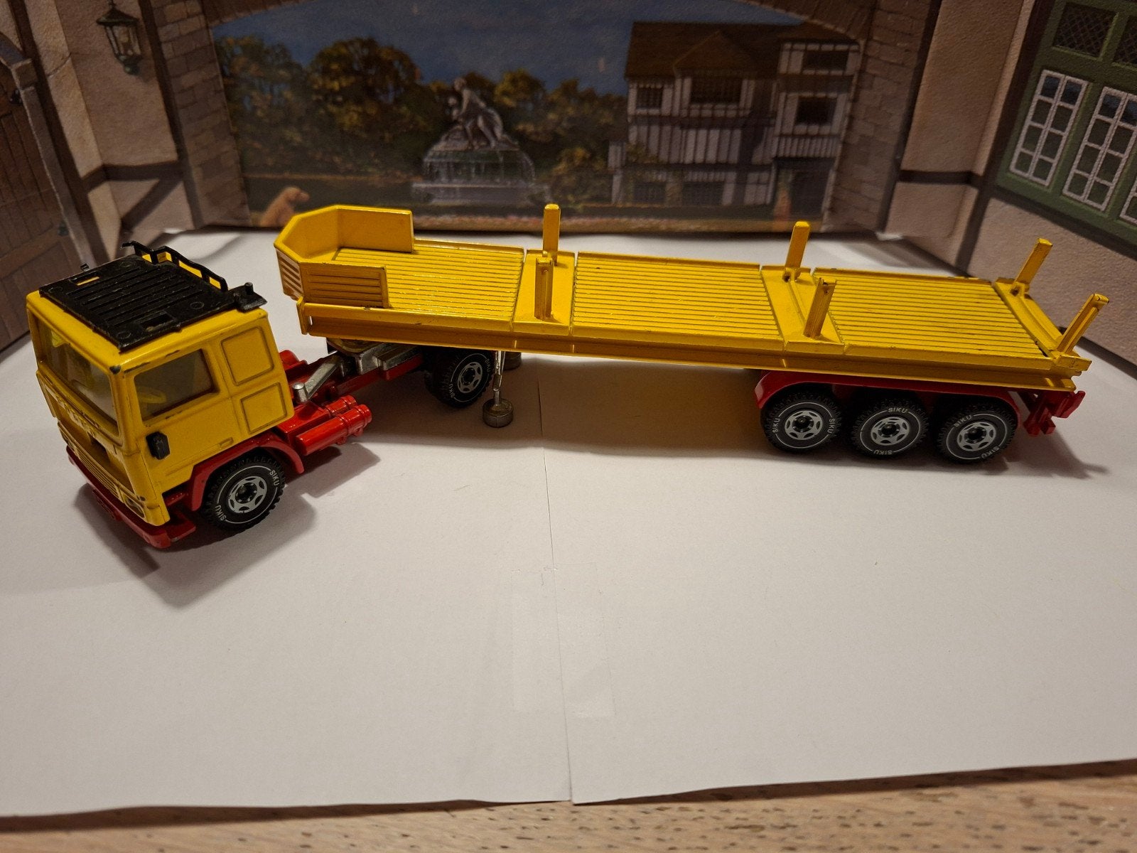 Siku Volvo F10 Turbo met trailer - Geel/Rood, Overige merken, Gebruikt, 1:50 of kleiner, Ophalen of Verzenden