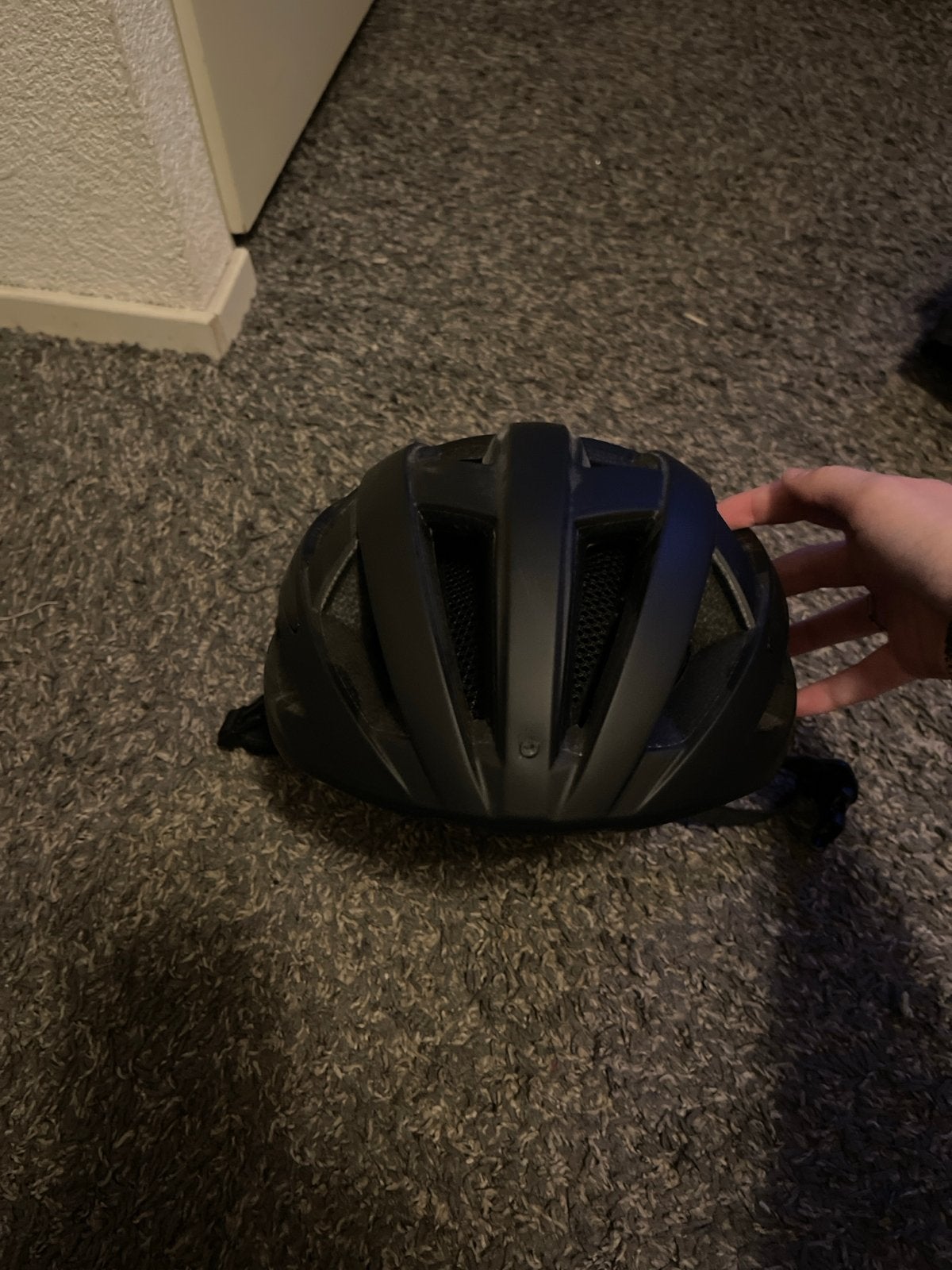 Zwarte fietshelm met LED-achterlicht, Fietsen en Brommers, Ophalen of Verzenden, Zo goed als nieuw, L, Heer of Dame