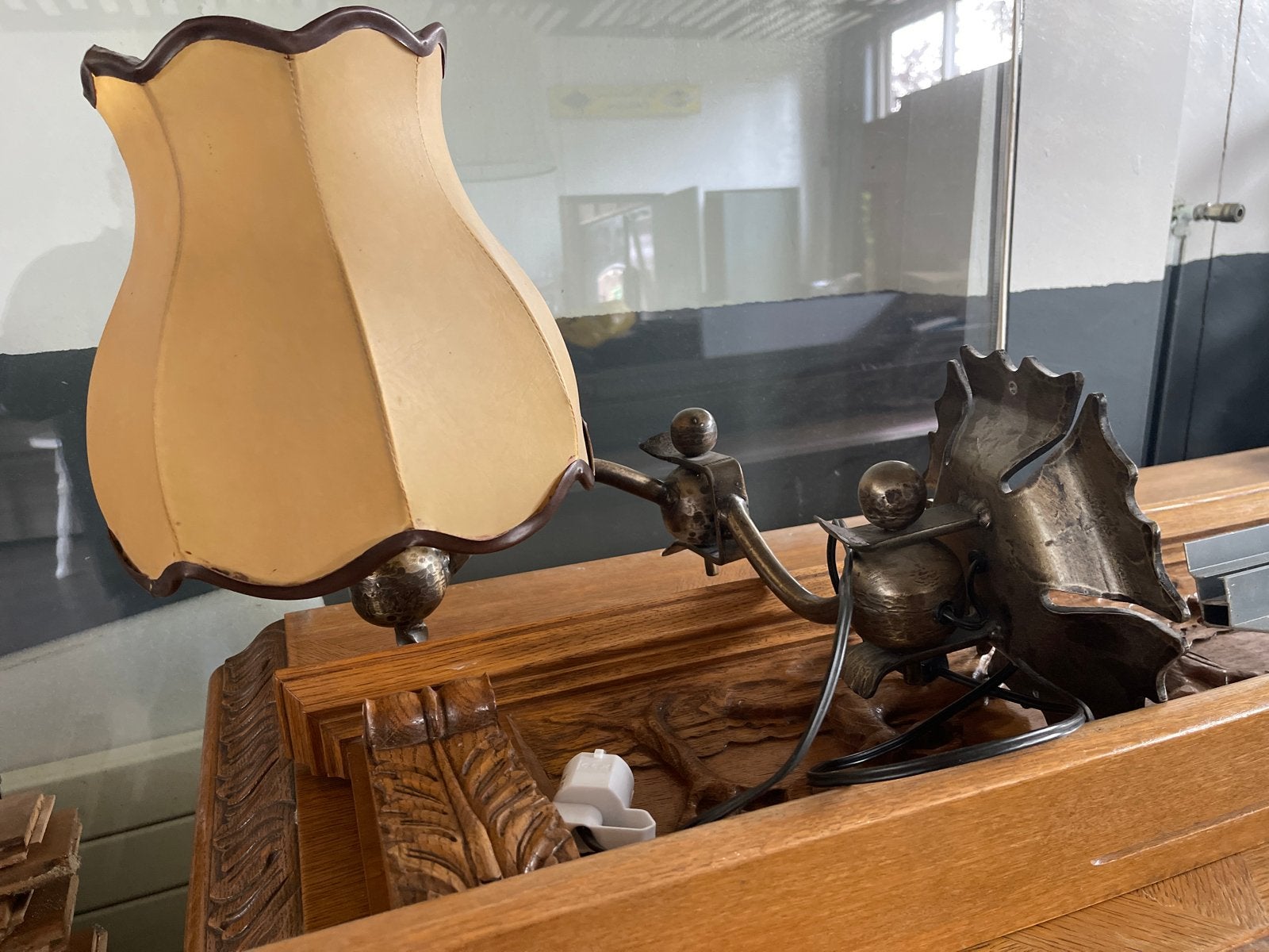 Antieke wandlamp met draaibare bollen en leren kap, Antiek en Kunst, Ophalen of Verzenden