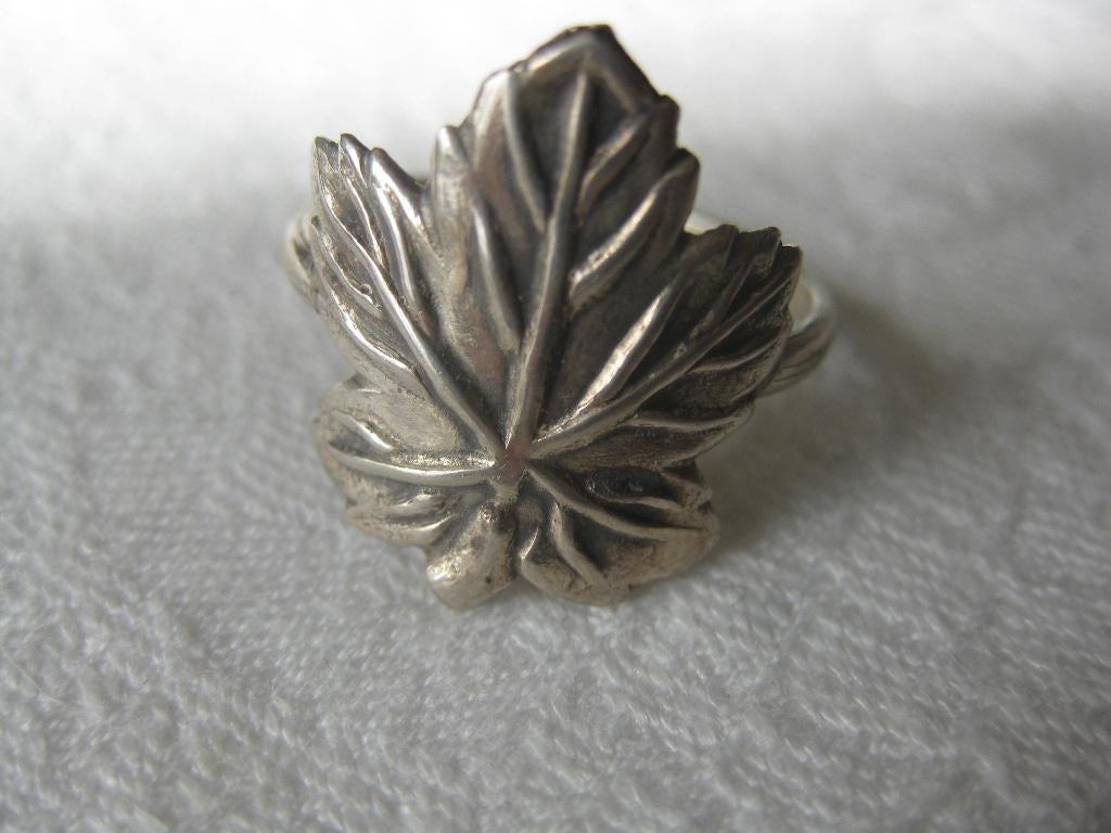 Zilveren ring met wietblaadje. Met zilverstempel. Maat 19., 19 tot 20, Nieuw, Ophalen of Verzenden, Dame of Heer