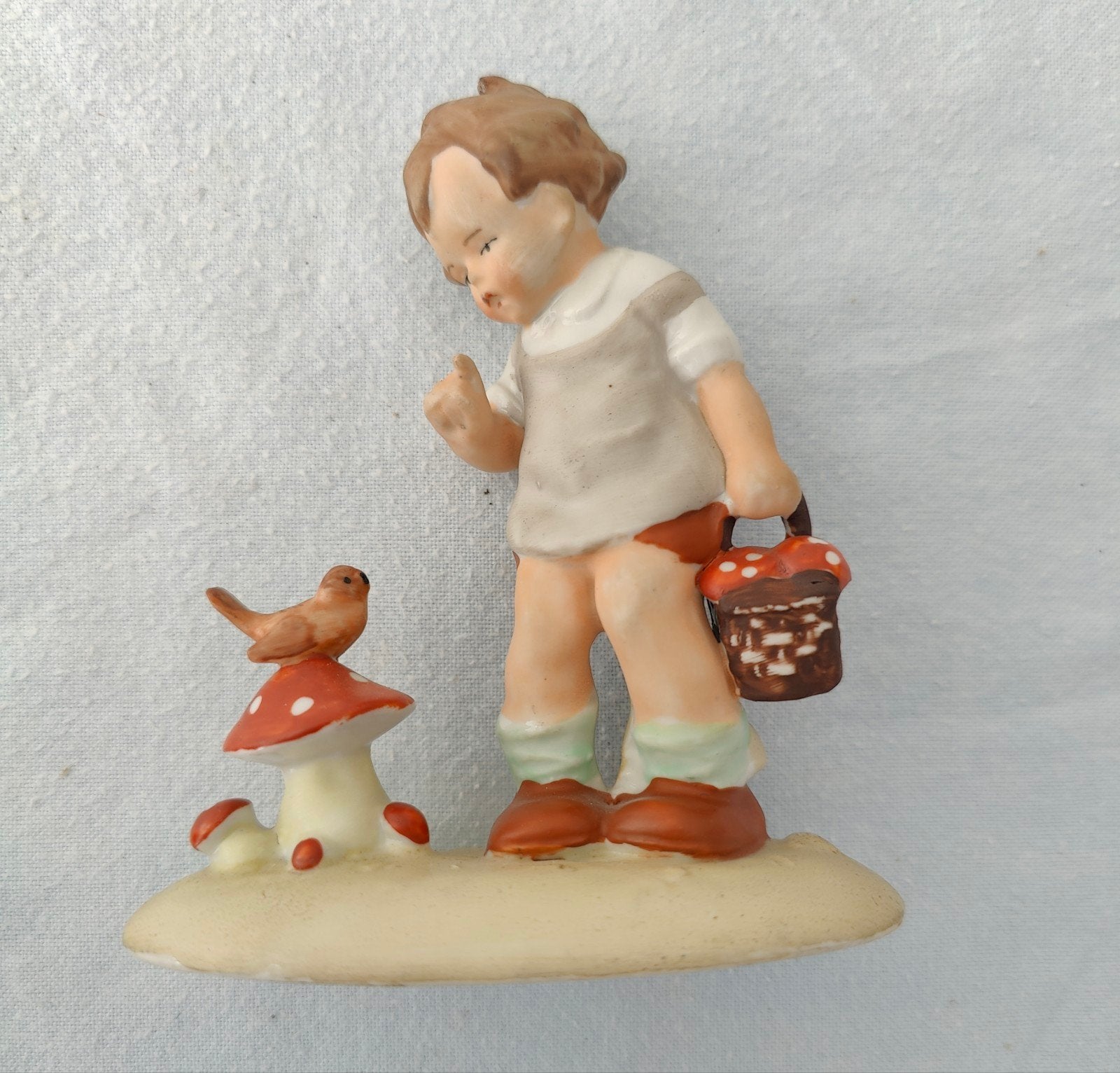 Vintage Hummel beeldje: Jongen met mand en vogel, Ophalen of Verzenden, Zo goed als nieuw