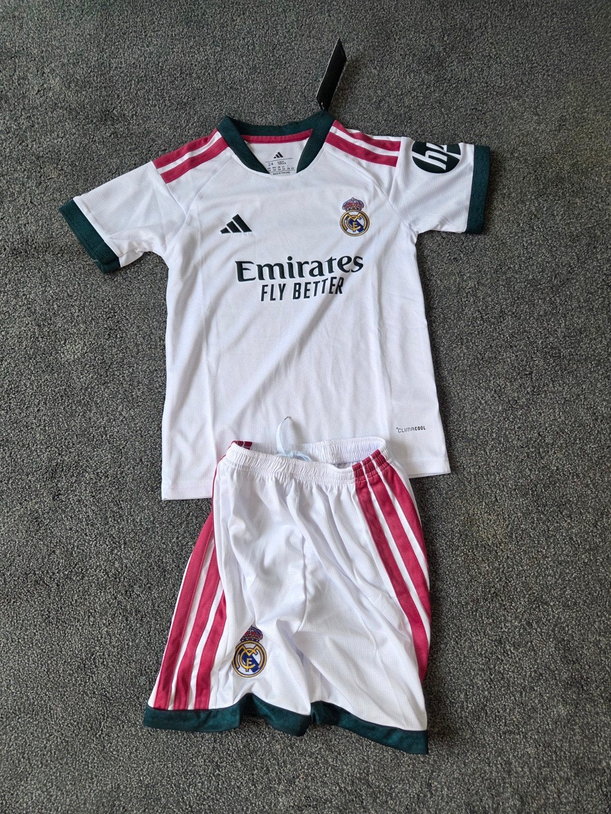Real Madrid tenue maat 140/146, Adidas, Jongen of Meisje, Ophalen of Verzenden, Nieuw