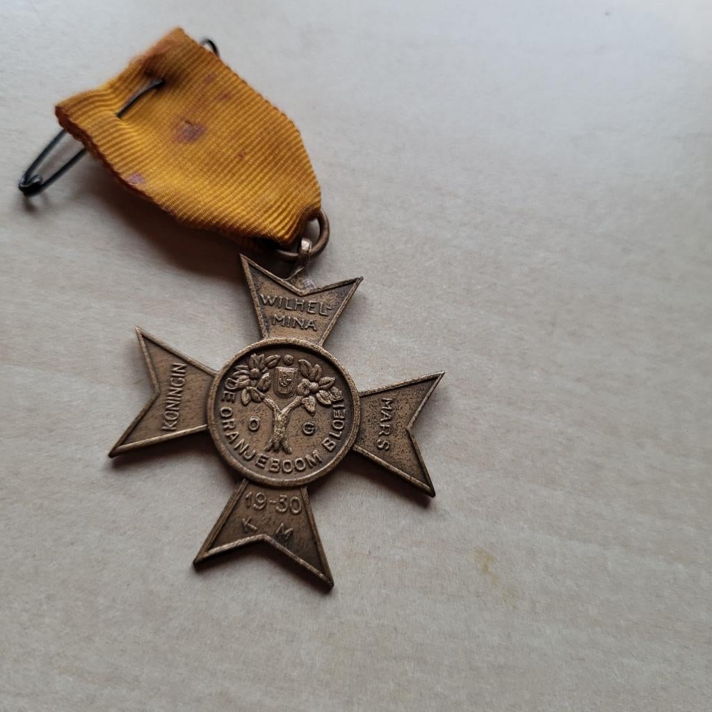 Koningin Wilhelmina Mars Oranjeboom Oranje medaille, Postzegels en Munten, Penningen en Medailles, Ophalen of Verzenden, Overige materialen