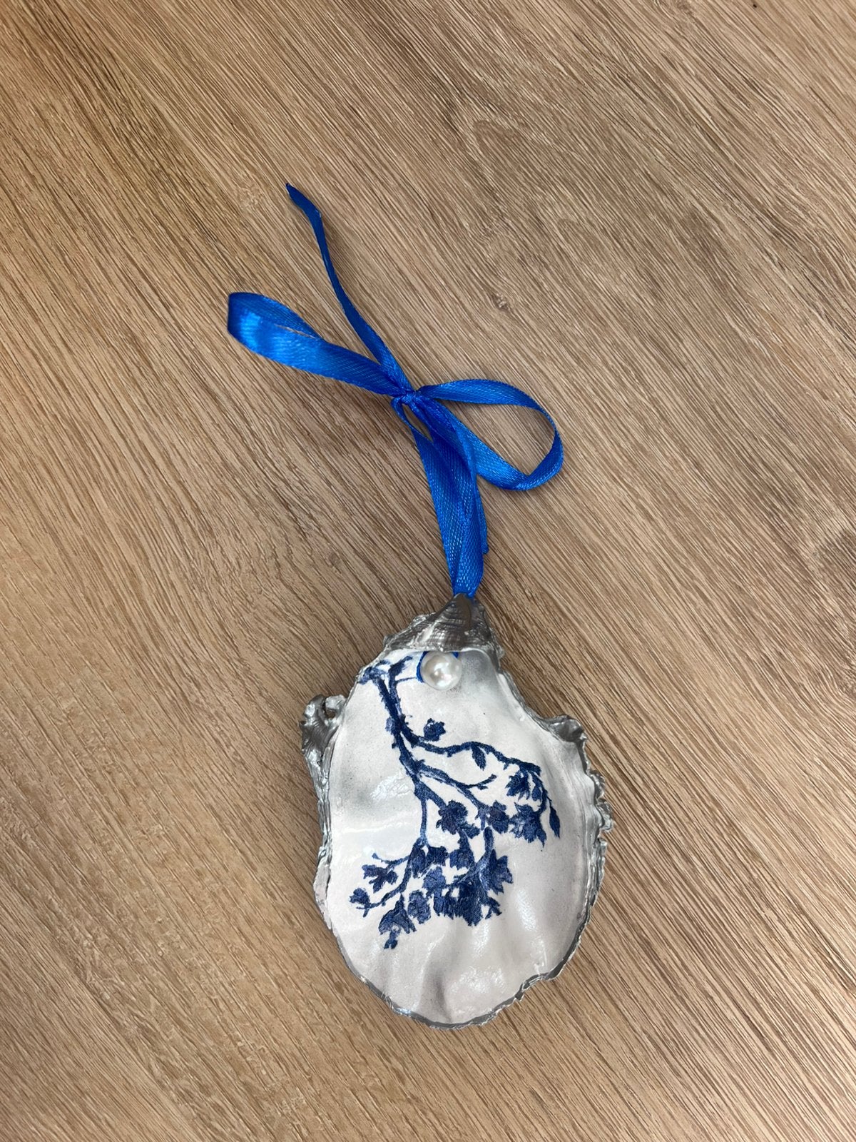 Oesterschelp hanger met bloemetjes, Ophalen of Verzenden, Schelp(en)
