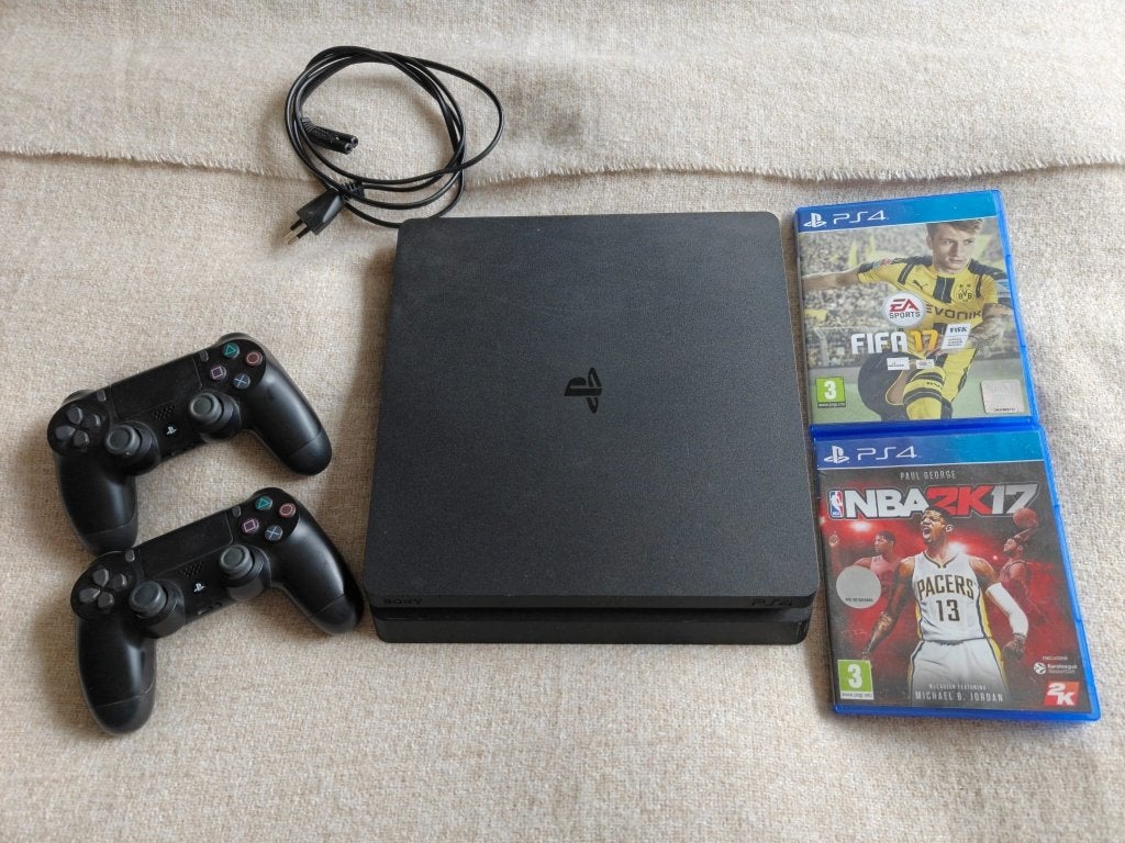 Playstation 4 Slim, 2 controllers en 2 games, Gebruikt, 2 spelers, Ophalen of Verzenden, Eén computer