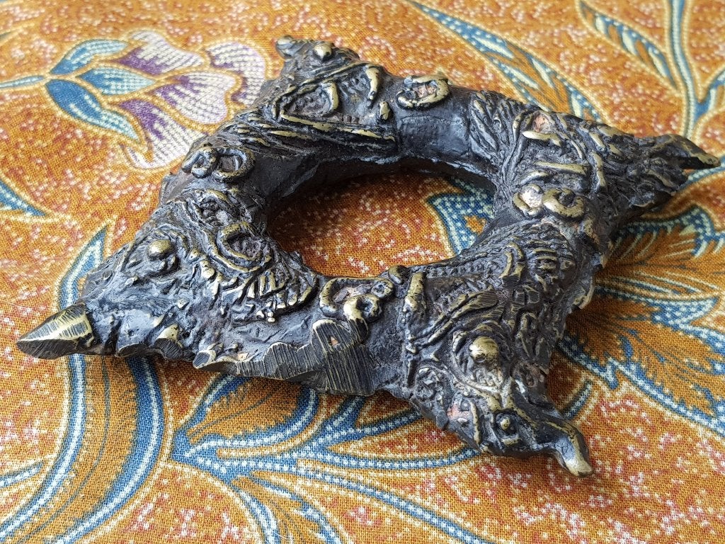 Mooie originele antieke Chinese sluiting of knoop van brons., Handgemaakt, Sieraad, Ophalen of Verzenden, China