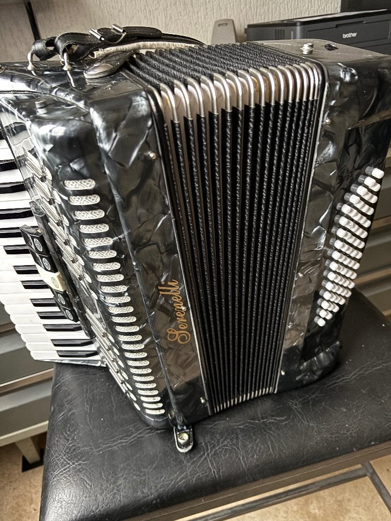 Accordeon Serenelli, Ophalen, Gebruikt