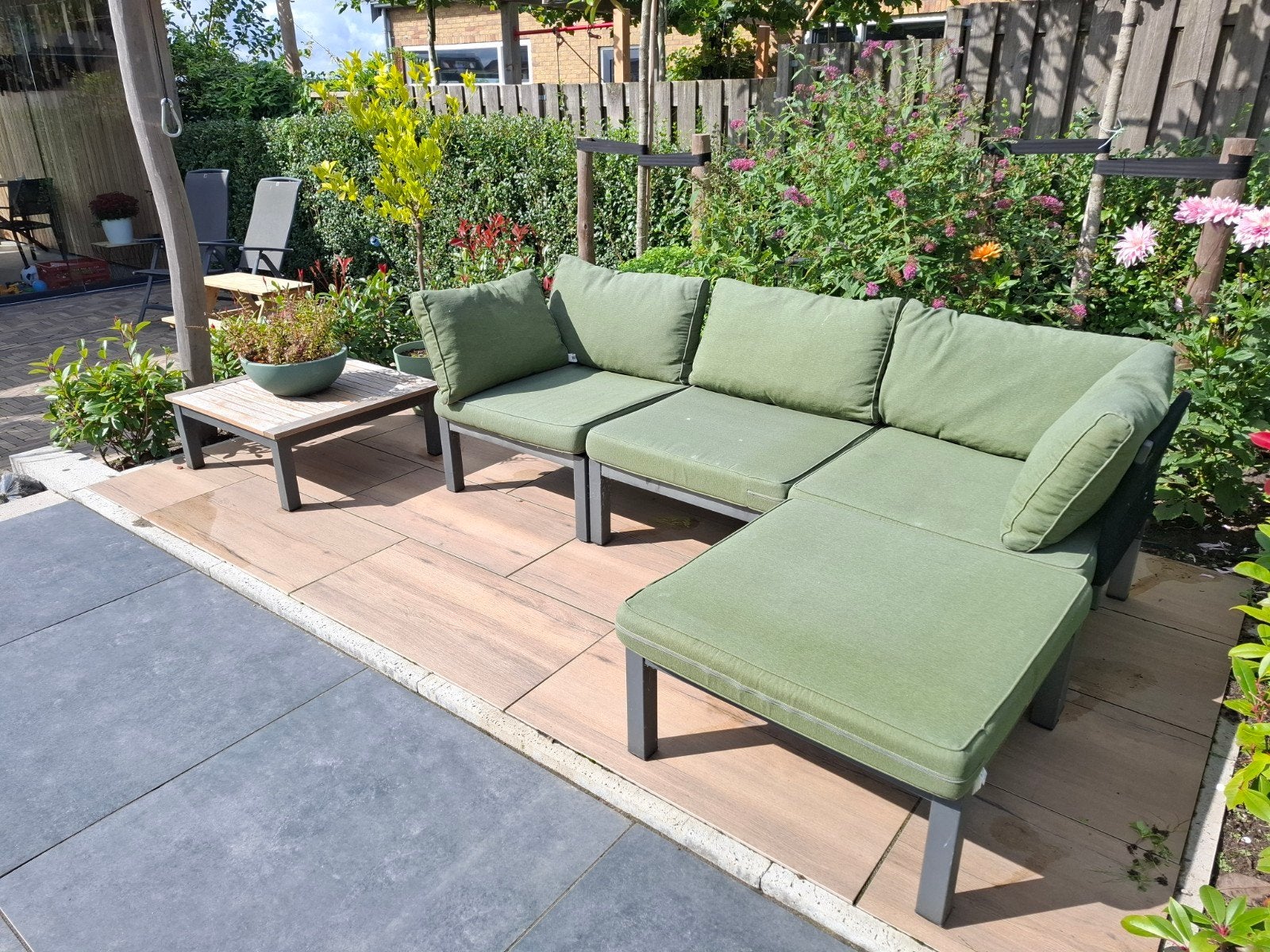Loungeset met groene kussens en tafel, Ophalen, Gebruikt, 3 zitplaatsen, Bank