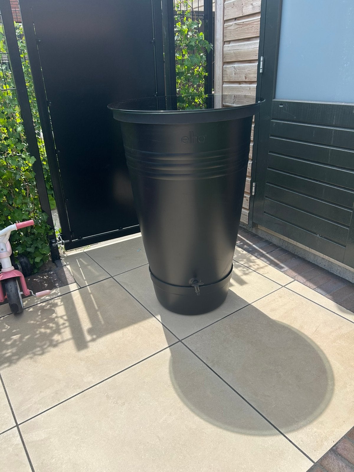 Regenton groot van ELHO 200 liter zwart bartafel, 150 liter of meer, Ophalen of Verzenden, Zo goed als nieuw