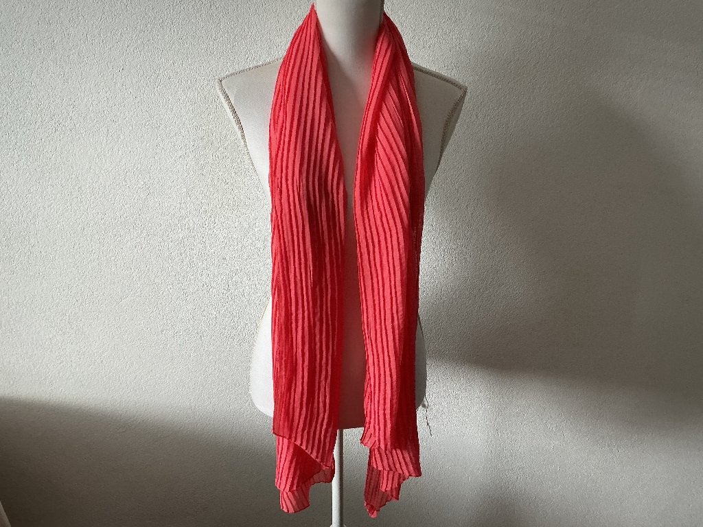 Lange voile chique zomersjaal  coral, Kleding | Dames, Ophalen of Verzenden, Zo goed als nieuw, Maat 46/48 (XL) of groter, Sjaal
