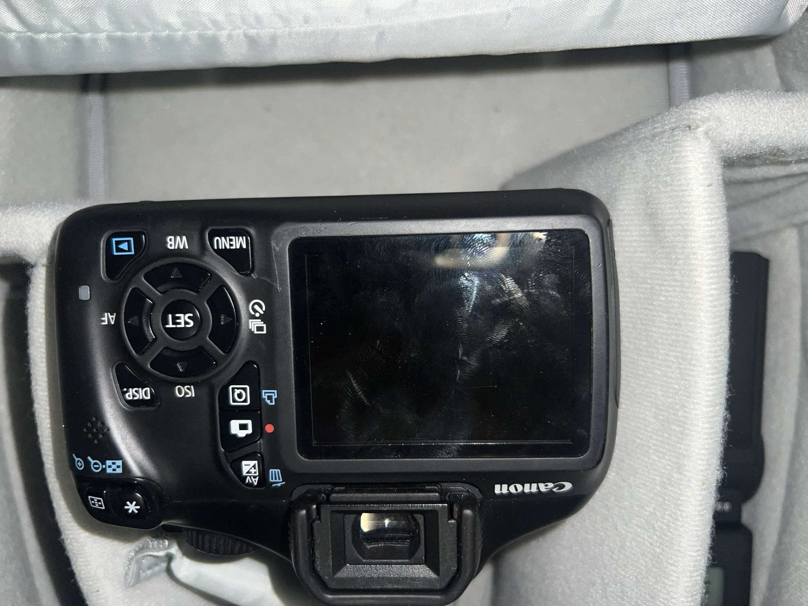 Foto 4 van Canon EOS 1100D spiegelreflexcamera met lenzen en flitser