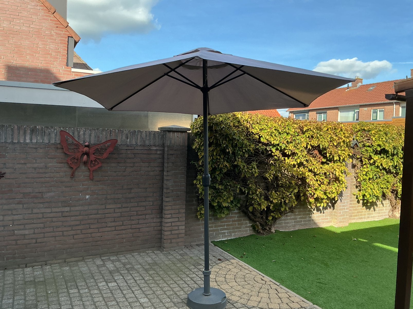 Te koop parasol (zie foto’s) Zit 1 klein gaatje in het doek