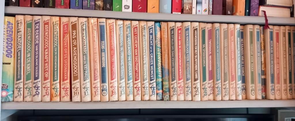 Bijna complete set Arendsoog boeken, Ophalen, Gelezen