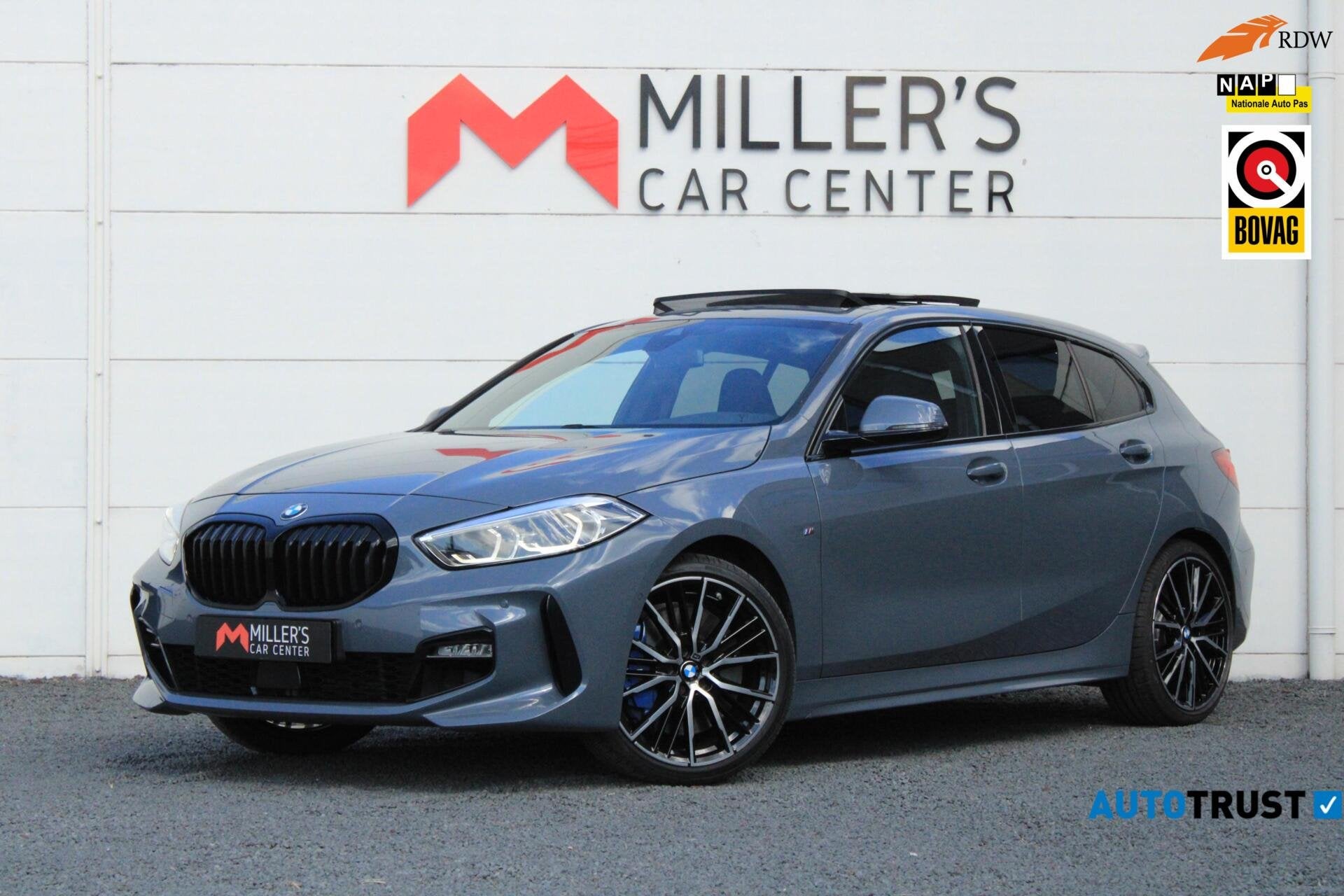 BMW 1-serie 120i M Sport Pano Cam Kuipstoelen Sfeerverlichti, Auto's, Gebruikt, 4 cilinders, Met garantie (alle), Alcantara