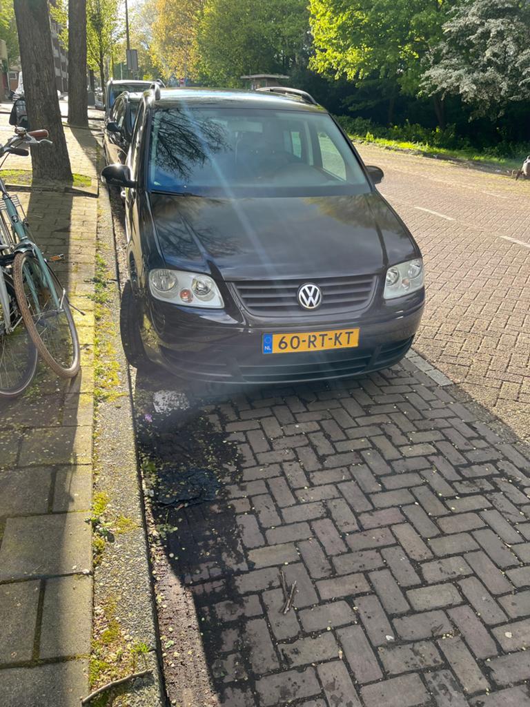 Volkswagen Touran 1.6 85KW 2005 Zwart km245000, Auto's, 1441 kg, 4 cilinders, 7 stoelen, Zwart