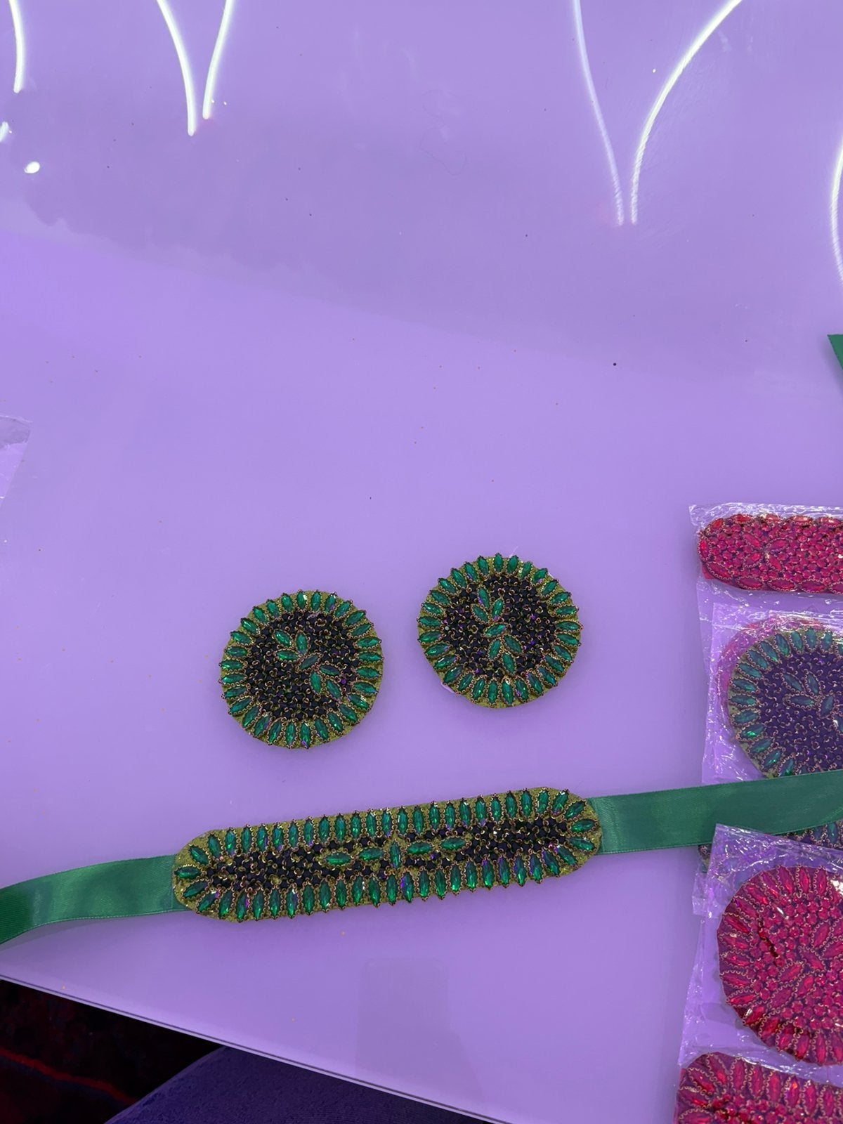Prachtige groene neka-sjaal met gouden details!, Kleding | Dames, Ophalen of Verzenden, Nieuw