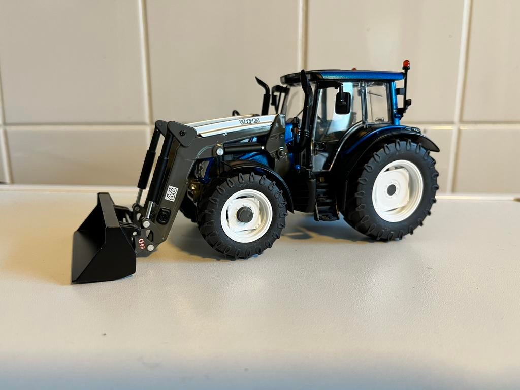 Valtra N113 Wiking 1/32, Ophalen of Verzenden, Zo goed als nieuw, Tractor of Landbouw, Overige merken