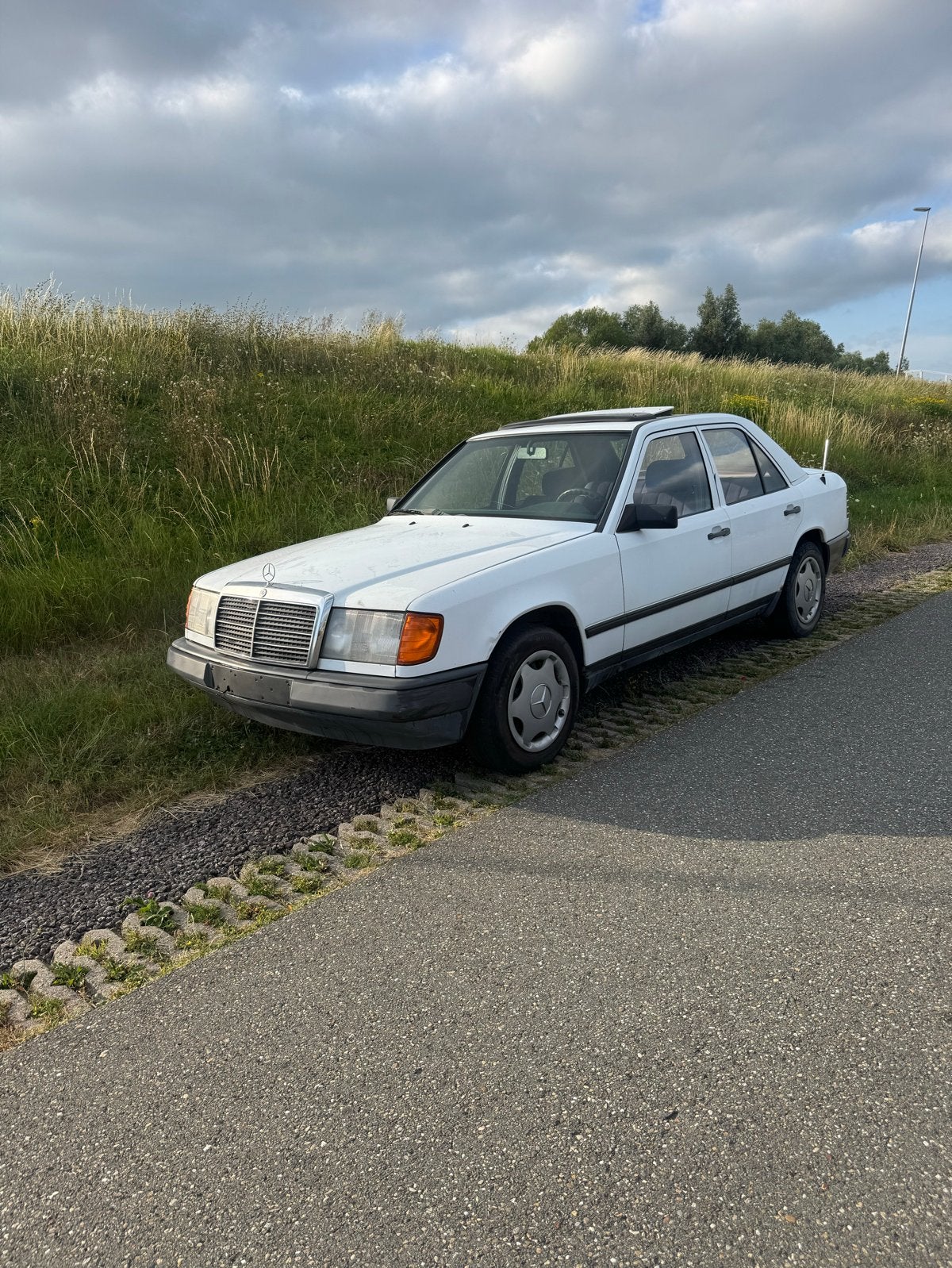 Te koop w124 250d automaat 1986, Auto's, Automaat, Stof, Wit, Diesel