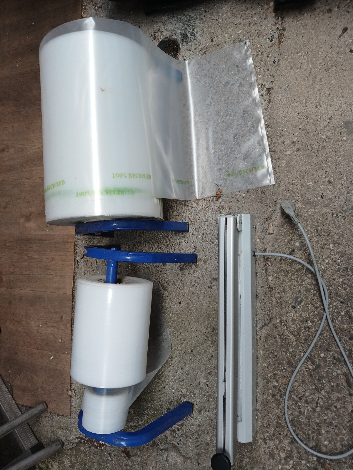 Folie dispenser met sealapparaat (impulse sealer), Ophalen