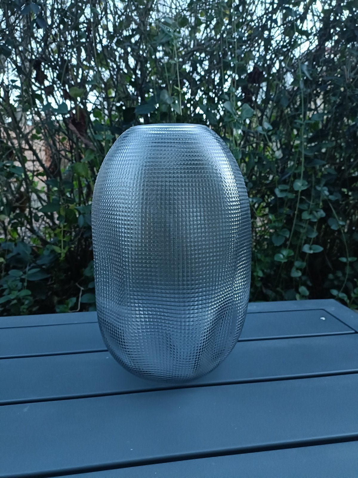 Hubsch vaas organische vorm rookglas grijs geribbeld, Ophalen, Zo goed als nieuw, Overige kleuren, Glas