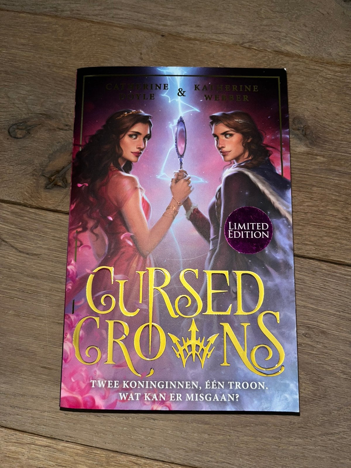 Cursed crowns: limited edition, Boeken, Fantasy, Ophalen of Verzenden, Zo goed als nieuw