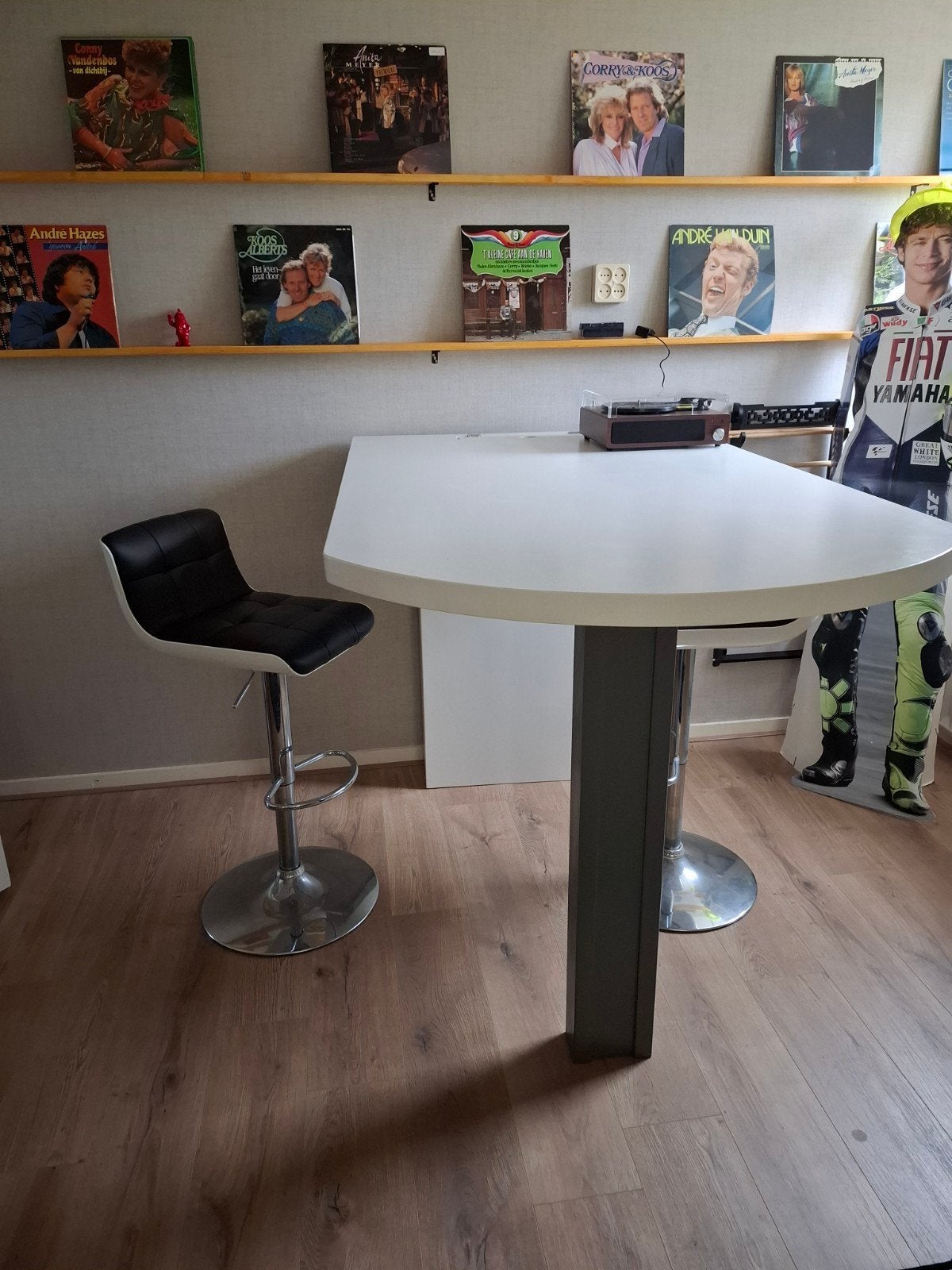 Hoge bartafel tekentafel met 2 barstoelen, Ophalen, 90 cm of meer, In hoogte verstelbaar, 2 krukken