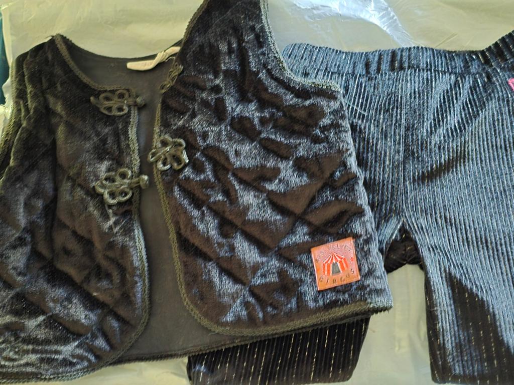 Jubel meisjes set: gilet en broek maat 104, Broek, Gebruikt, Meisje, Ophalen of Verzenden