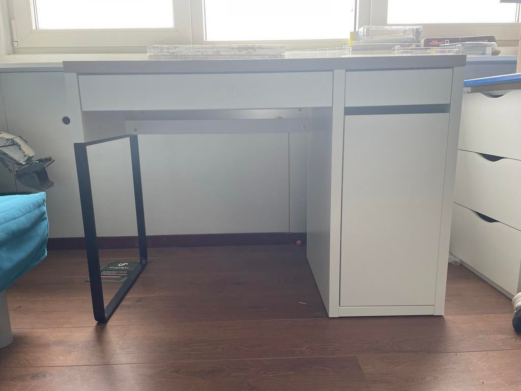 Wit ikea bureau met lades en kabeldoorvoer, Ophalen, 105 cm, Met lades, 50 cm