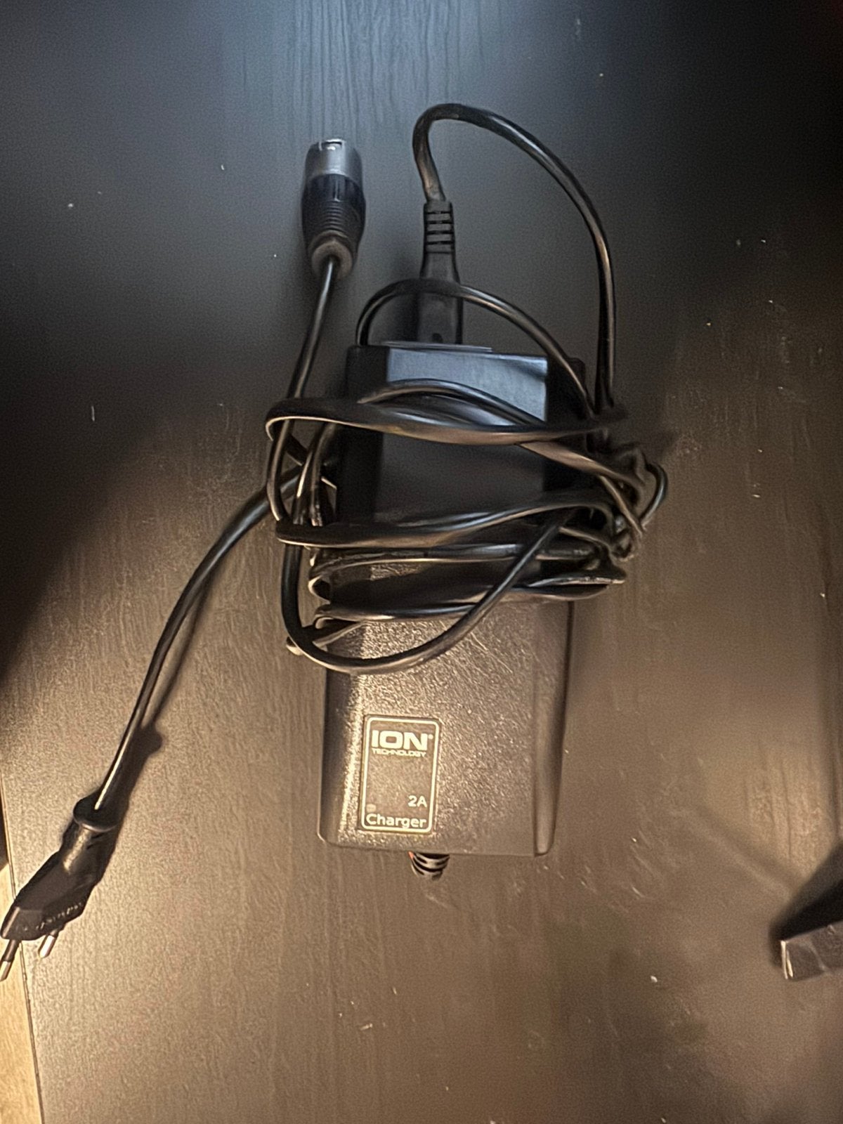 Mooie ion oplader ( 4 pins ), Ophalen of Verzenden, Gebruikt
