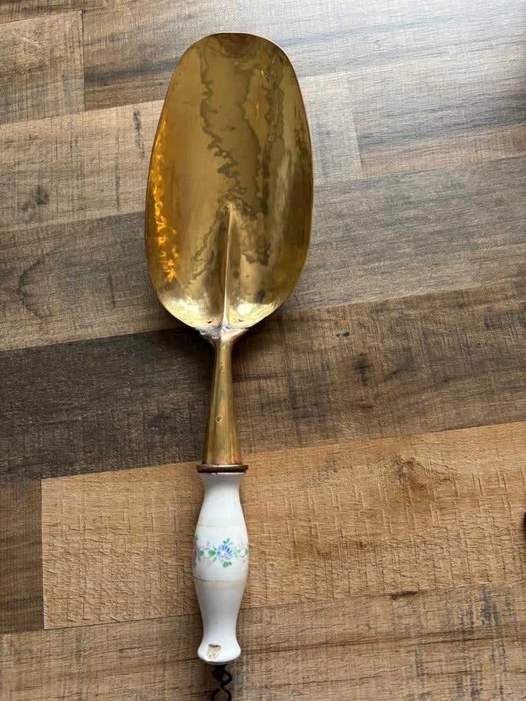 Antieke koperen kolenschep met een porseleinen handvat, Ophalen, Koper