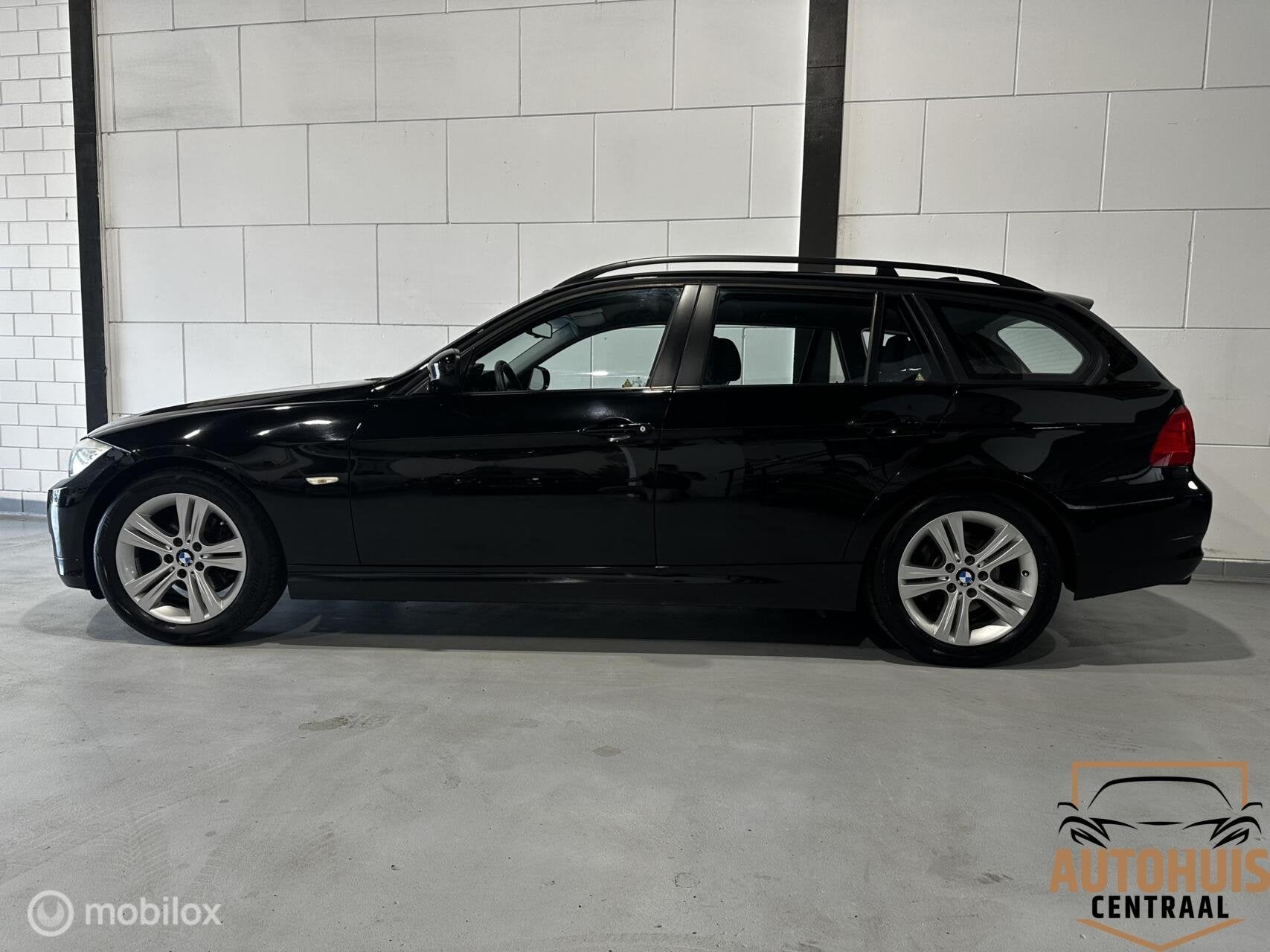 Foto 2 van BMW 3-serie Touring 318i Business Line*NwAPK*Trekhaak*Navi