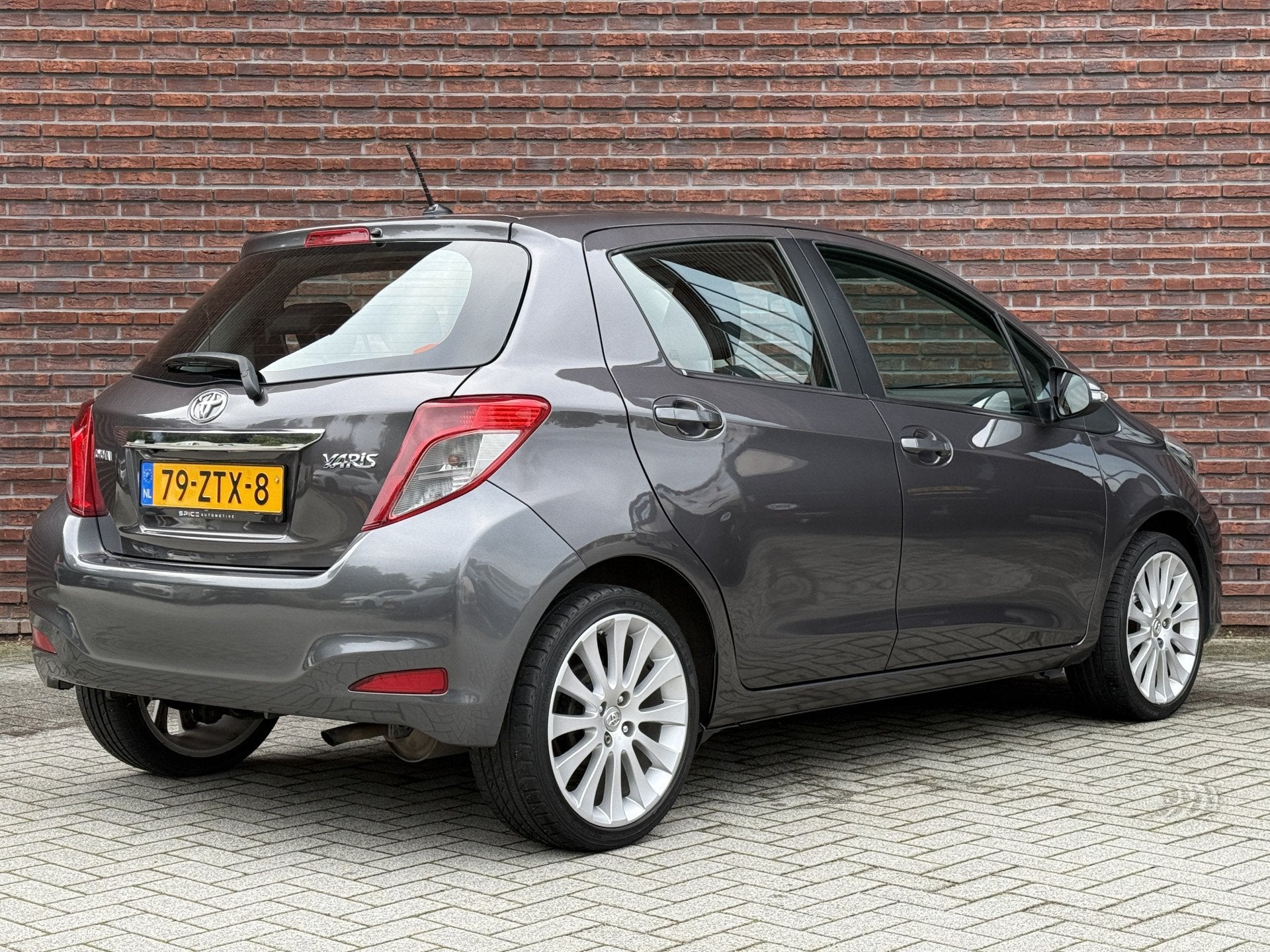 Toyota Yaris 1.0 VVT-i Aspiration 17inch Bleutooth 78dkm Sup, Auto's, Gebruikt, 750 kg, Bedrijf, Handgeschakeld