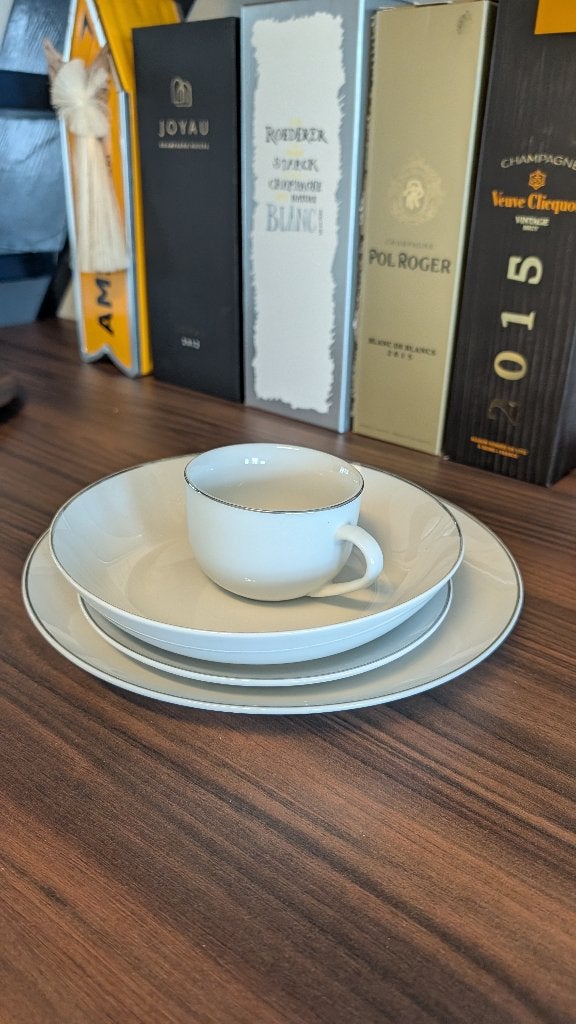 White Porcelain Dinnerware Set – 32 Pieces – Silver Rim, Ophalen, Overige merken, Klassiek, Zo goed als nieuw