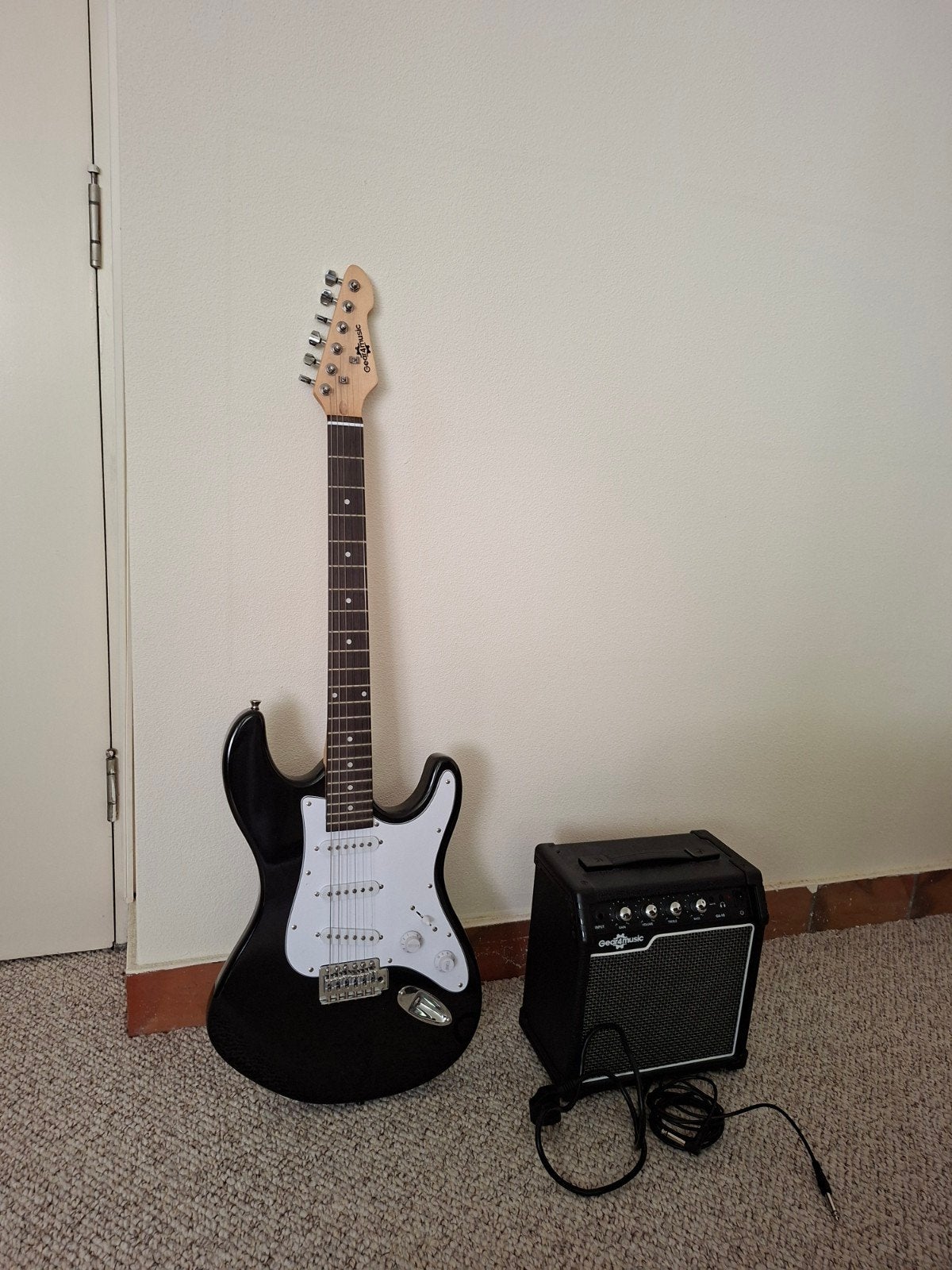 Elektrische gitaar met versterker en hoes, Overige merken, Met versterker, Ophalen of Verzenden, Zo goed als nieuw