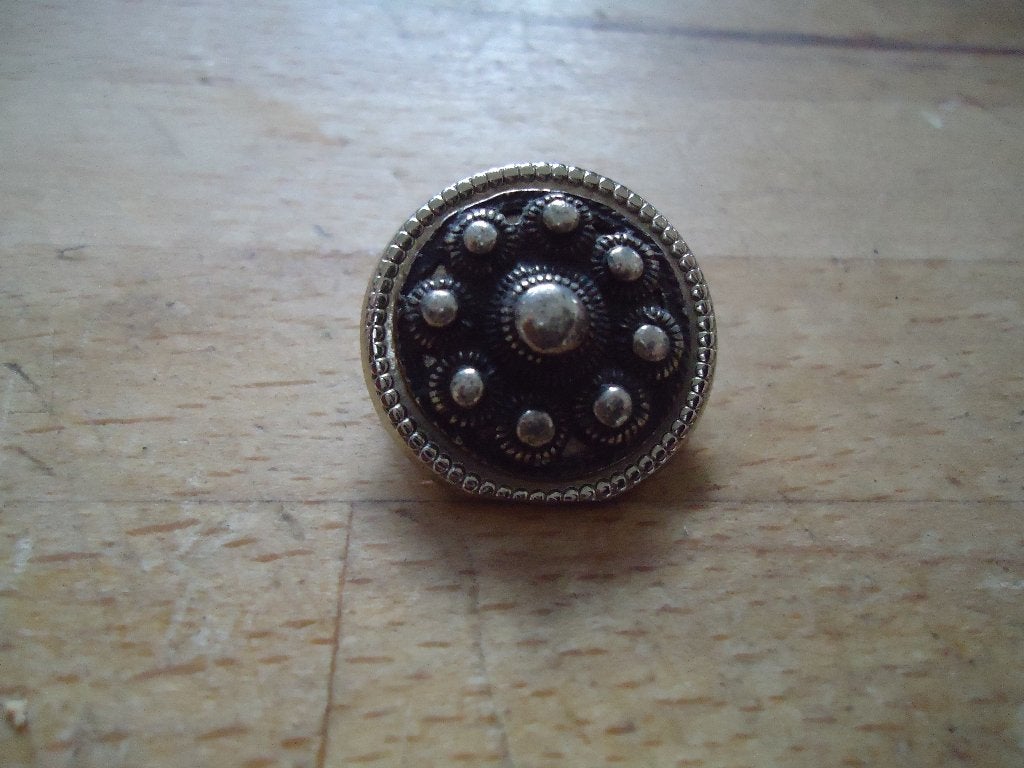 Speld, plat verzilverde Zeeuwse knop, Antiek en Kunst, Ophalen of Verzenden