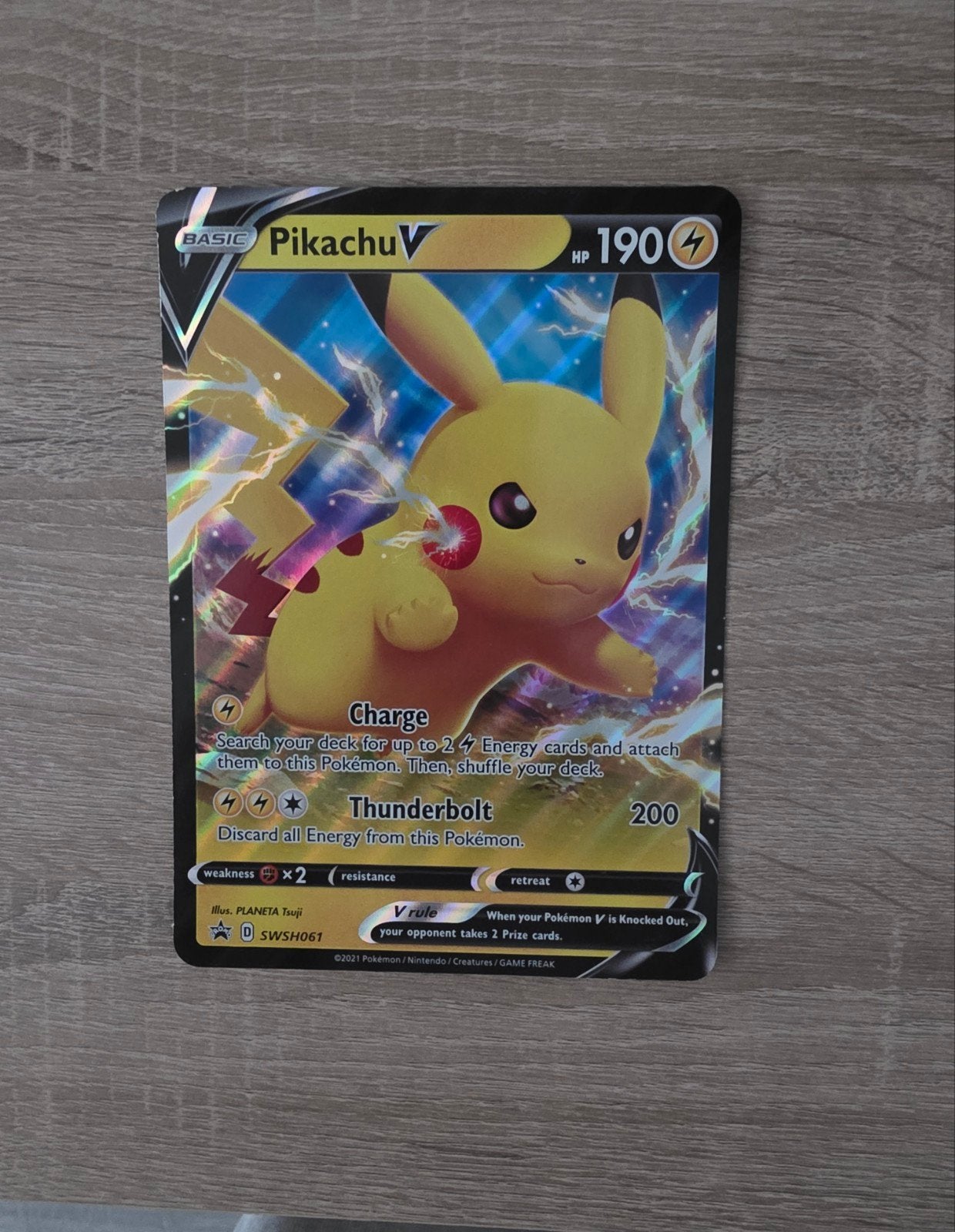 Pokémon Kaart: Pikachu V (Jumbo Kaart) swsh061, Ophalen of Verzenden, Zo goed als nieuw, Losse kaart