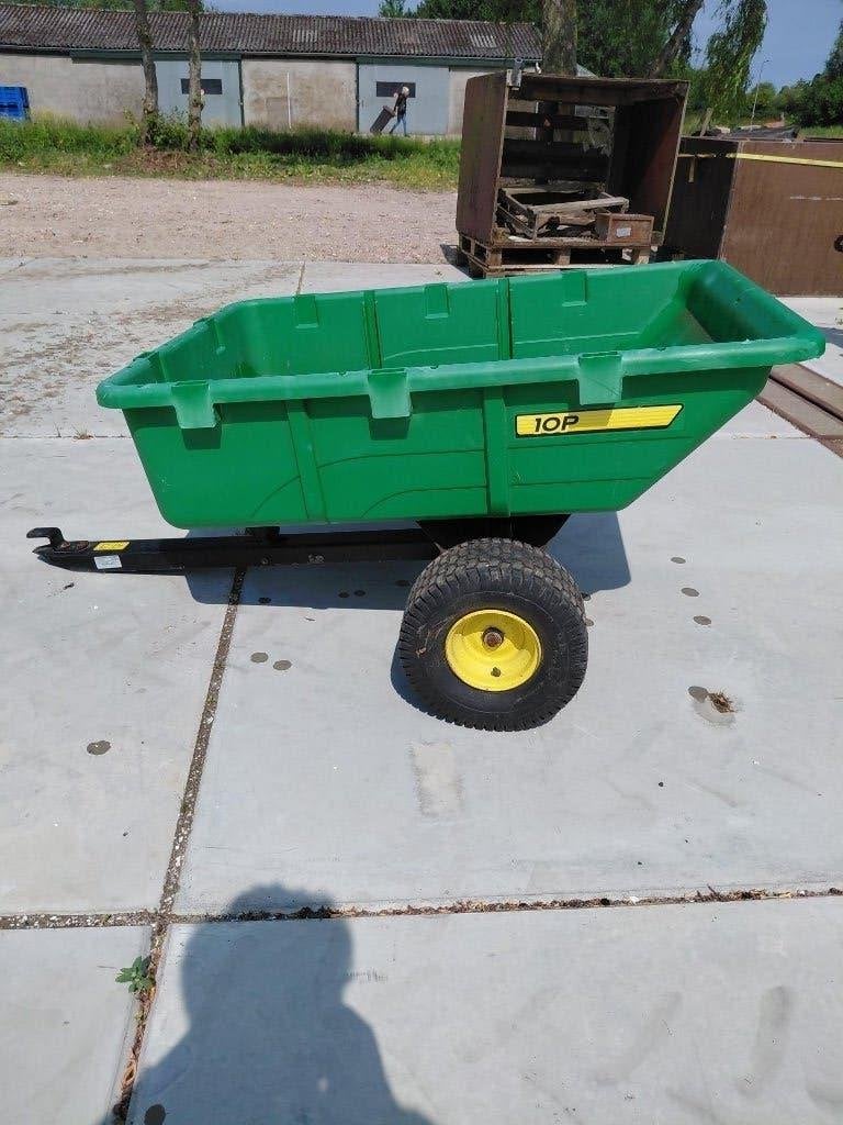 John Deere aanhanger voor zitmaaier met kunststof kipbak, Tuin en Terras, Zo goed als nieuw, Opvangbak, Minder dan 90 cm, Ophalen