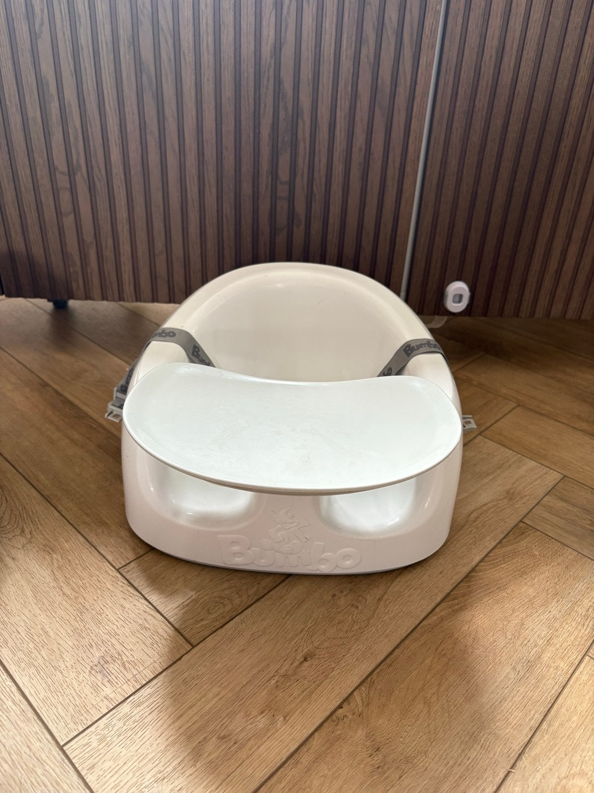 Bumbo Vloerstoeltje met Eetblad - Wit, Kinderen en Baby's, Kinderstoelen, Ophalen of Verzenden, Gebruikt, Overige typen, Afneembaar eetblad