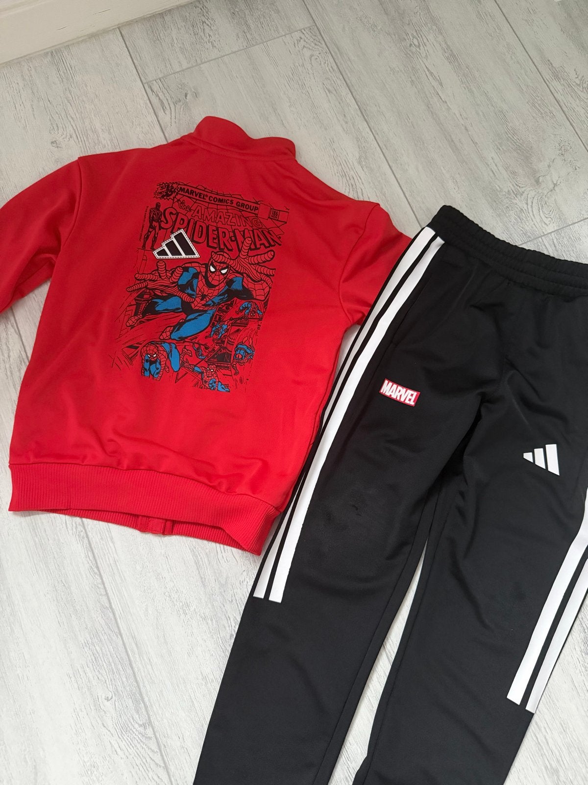 Adidas Marvel Spiderman Trainingspak Kinderen Maat 122, Ophalen of Verzenden, Gebruikt, Jongen, Setje