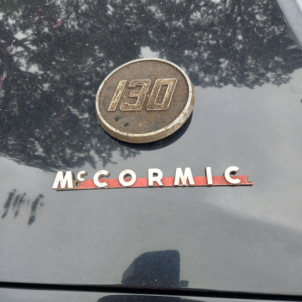 MC CORMIC EMBLEEM TRACTOR EN MASSEY FERGUSON, Ophalen of Verzenden, Gebruikt, Motorkap