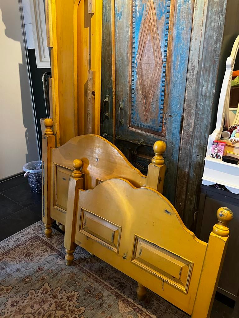 Vintage Geel Houten Kinderbed - Uniek en Charmant, Ophalen